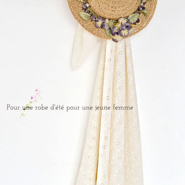 小花と木の実のレース生地