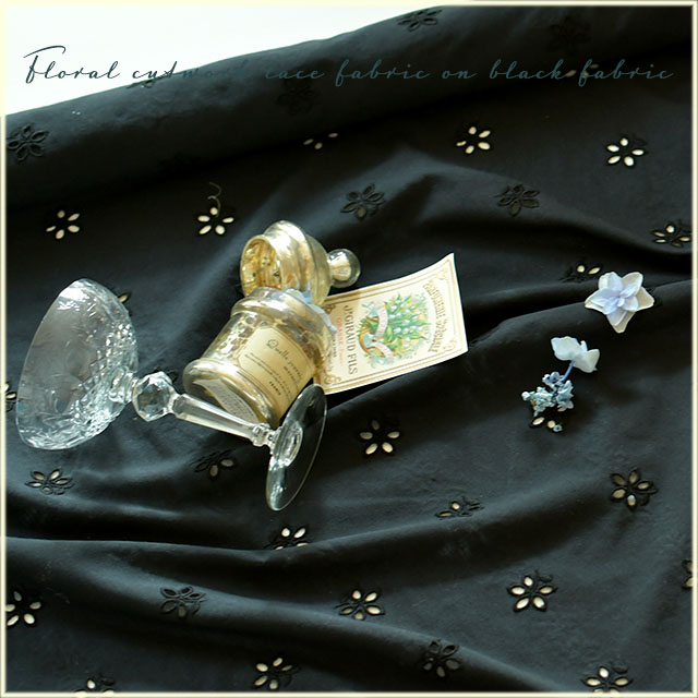 小花のカットワーク生地