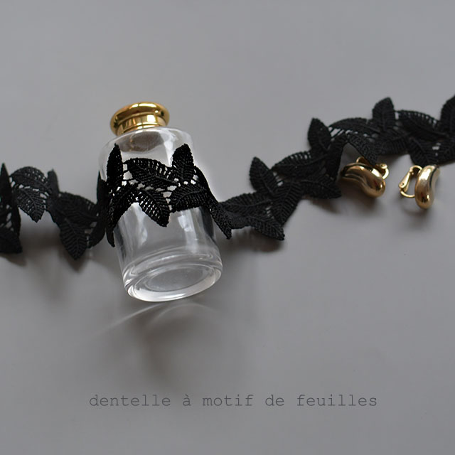 黒の小さな葉っぱ柄レース
