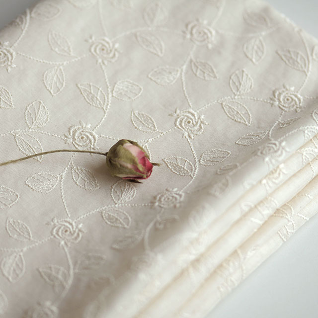 綿ローンにつるバラ模様の生地
