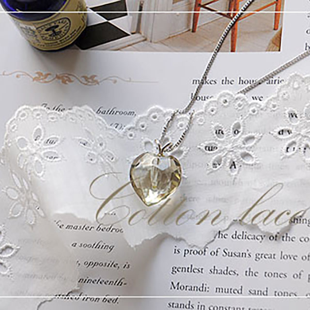 カットワークの花レース