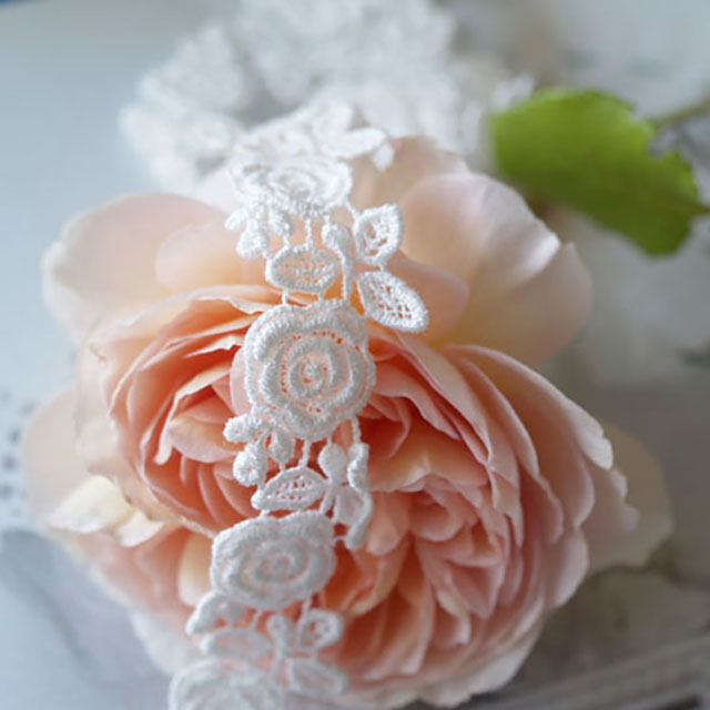 薔薇と蕾のケミカルレース