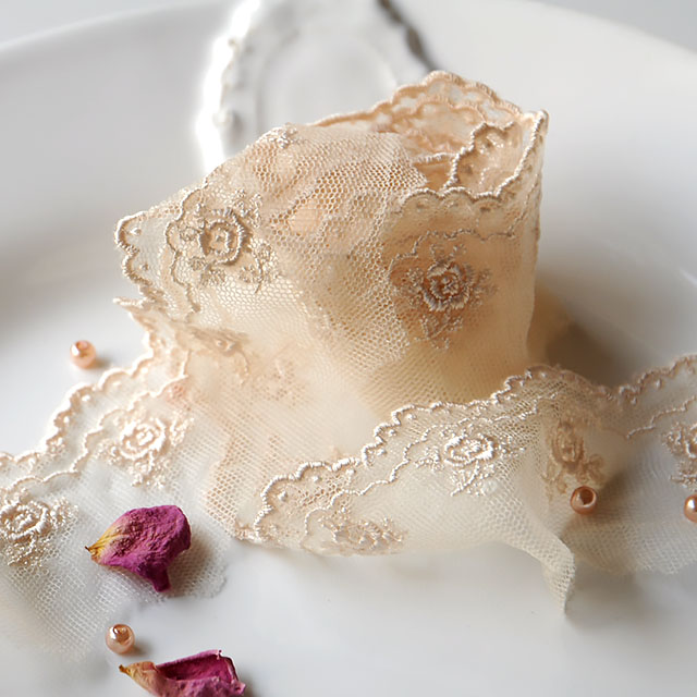 儚いピンクチュールレース