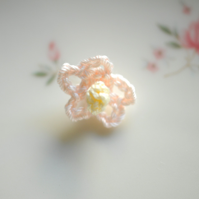 小さな花の手編みモチーフ