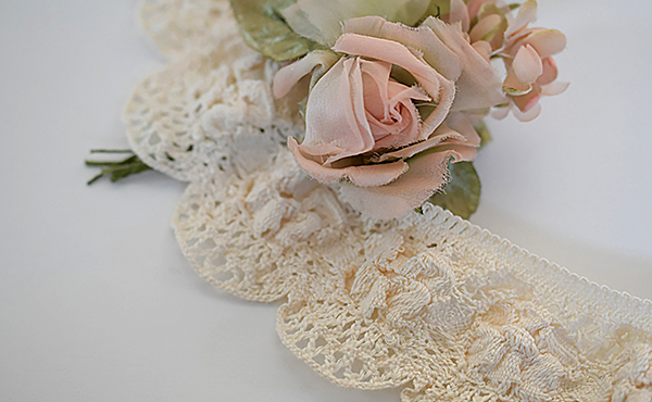 <span>生成り色のレース</span> 木の色、麻の色、オーガニックの色どれも自然の中の色。 ベビー服、子供服、ママのブラウス、小物に☆